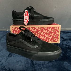 BNWT Old Skool Triple Black Platform Vans size 9
